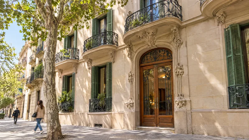 Fachada modernista del edificio de Arrel Psicología en la calle Mallorca, Eixample de Barcelona